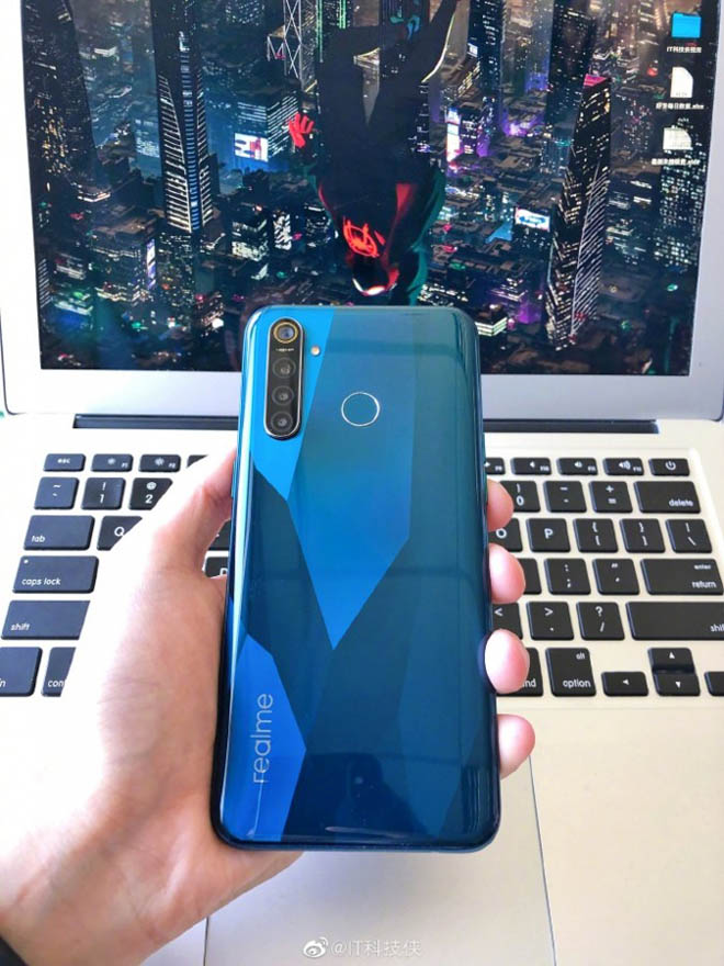 Ngoài những bức ảnh bị rò rỉ này, Realme đã chính thức gợi ý thiết bị trên hồ sơ Weibo của họ, khoe mặt sau của điện thoại với thiết lập 4 camera,..