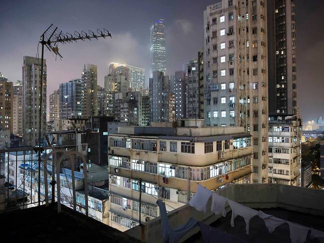 Toàn cảnh các tòa chung cư và trung tâm thương mại ở Yau Tsim Mong một nơi có những chỗ ở nhỏ ở Hong Kong. Năm 2017, tờ Independent (Anh) đã đăng tải những hình ảnh bên trong các nơi ở chật chội này.