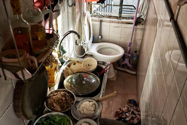 Nhà vệ sinh, nơi nấu nướng chật chội bên trong một chỗ ở tại Hong Kong.