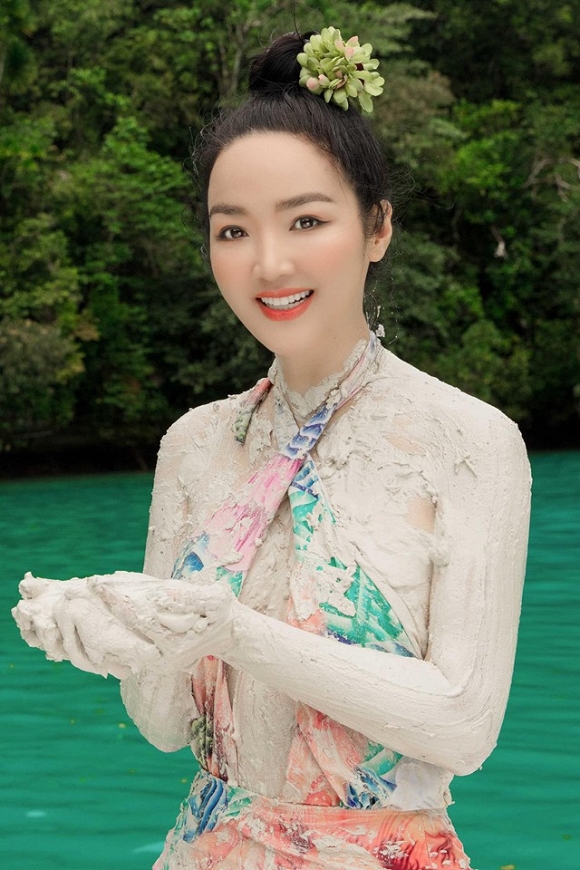 Người đẹp xuất hiện trong bộ áo tắm 1 mảnh, xẻ ngực khiến người đối diện khó có thể rời mắt.