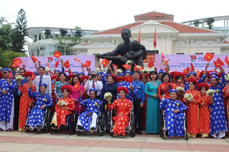 100 đôi uyên ương cùng nhau chụp ảnh lưu giữ những khoảnh khắc hạnh phúc trong ngày trọng đại này