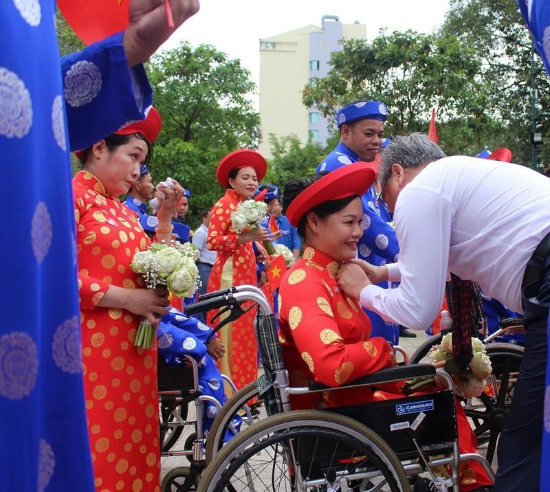 Các cặp đôi được lãnh đạo trao huy hiệu thành phố