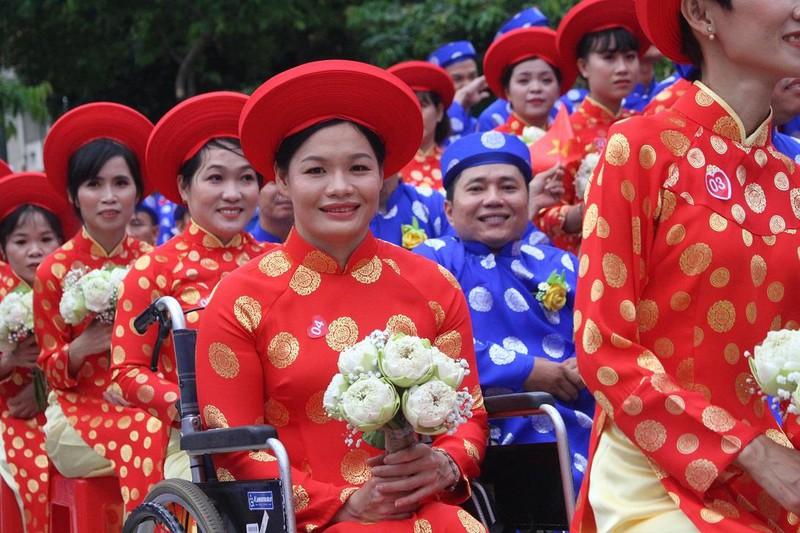 Chị Trịnh Thị Bích Như (vận động viên bơi lội) xinh xắn trong chiếc áo dài cưới truyền thống 