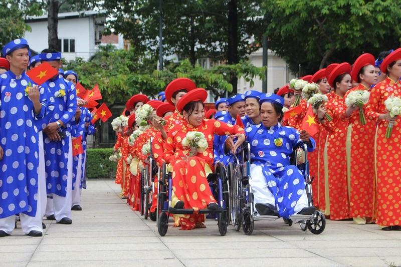 Chị Trần Thị Ngọc Hiếu cùng ông xã thể hiện tình yêu trong “Lễ cưới tập thể”&nbsp;