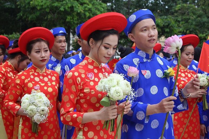 Những giây phút nghẹn ngào của các cô dâu khi chuẩn bị dâng hoa lên Bác