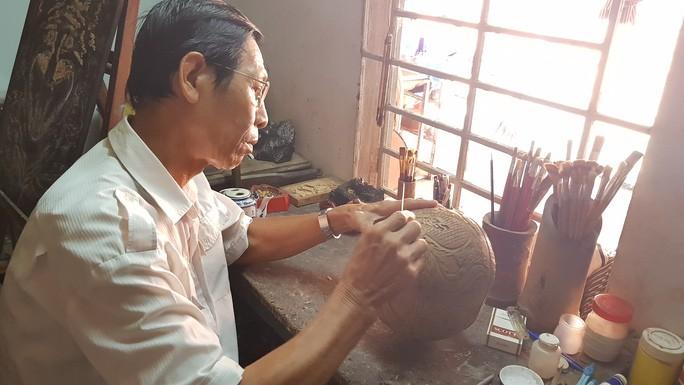 Việc khắc trên vỏ dừa khô đòi hỏi sự tỉ mỉ