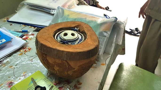 Vỏ dừa khô được chạm khắc này đựng được bình trà nửa lít