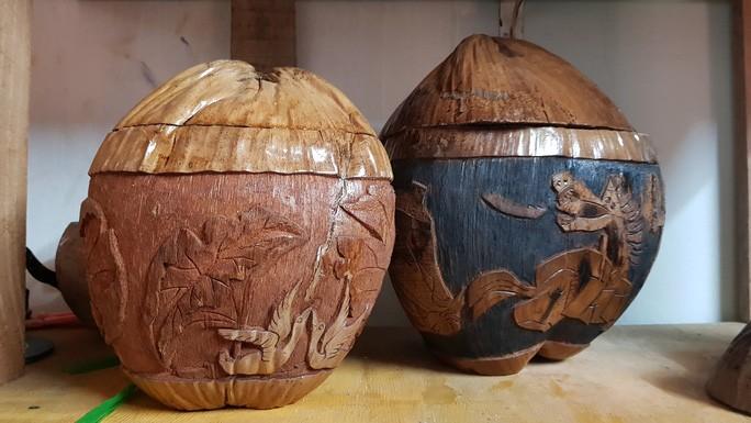 Thổi hồn vào vỏ dừa khô, bán 1,2 triệu đồng/cái - 6