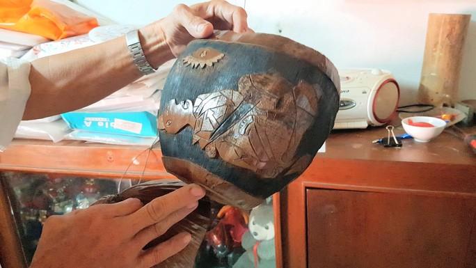 Những vỏ dừa khô được chạm khắc và sơn hoàn chỉnh