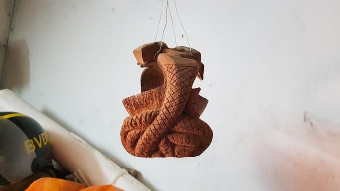 Một số tác phẩm điêu khắc trên chất liệu khác của ông Điểm