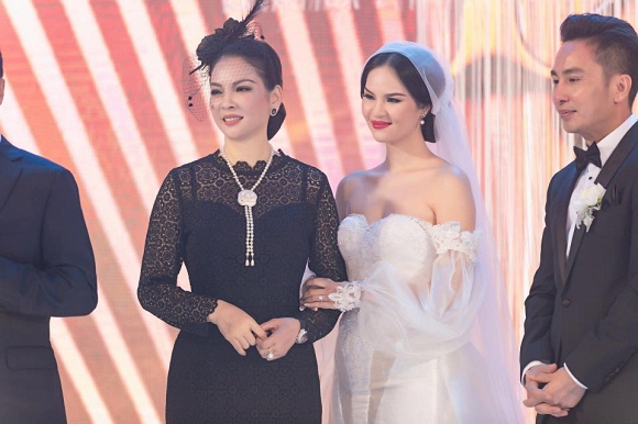 Thủy Hương trong đám cưới của con gái