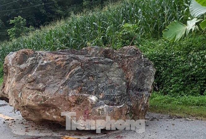  Hiện trường vụ đá lở và tai nạn người đi đường .Ảnh: H. Tùng 