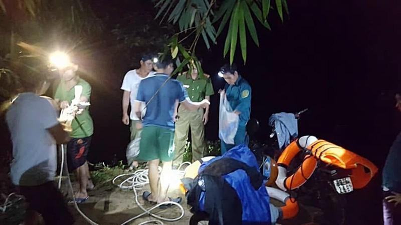 Lực lượng cứu hộ triển khai vào rừng. 