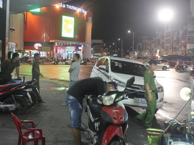 Pháp luật - 10 đối tượng "vác" dao và mã tấu rượt đuổi chém gục một thanh niên