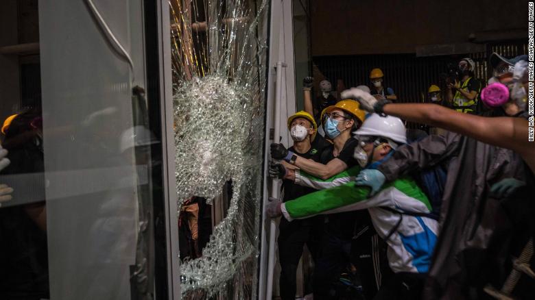 Những người biểu tình xông vào đập phá trụ sở của cơ quan lập pháp tại Hồng Kông (ảnh CNN)