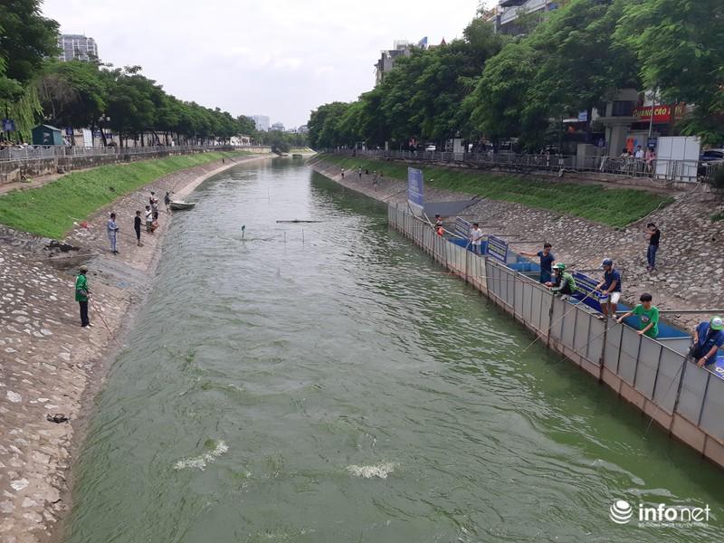 Sau đợt mưa kéo dài do ảnh hưởng mưa lớn của cơn bão số 4, nước sông Tô Lịch chuyển sang màu xanh thay vì màu đen kịt như mọi ngày.