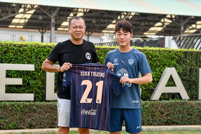 Thời điểm đó, báo Giao Thông dẫn thông tin từ trang&nbsp;Joongang Daily về việc ông Lee Dong Jun &#40;người quản lý của HLV Park Hang-seo&#41; cũng là người đóng vai trò cầu nối đưa Trường sang thi đấu ở Thai League 1 cho hay:&nbsp;“Cậu ấy sẽ nhận được khoản thu nhập lớn mà không dễ dàng được chi trả ở K-League. Điều đó có nghĩa là Buriram đang hy vọng nhiều vào Xuân Trường&#34;.&nbsp;Hiện, cầu thủ Lương Xuân Trường đã rời Buriram United và về thi đấu cho Hoàng Anh Gia Lai.