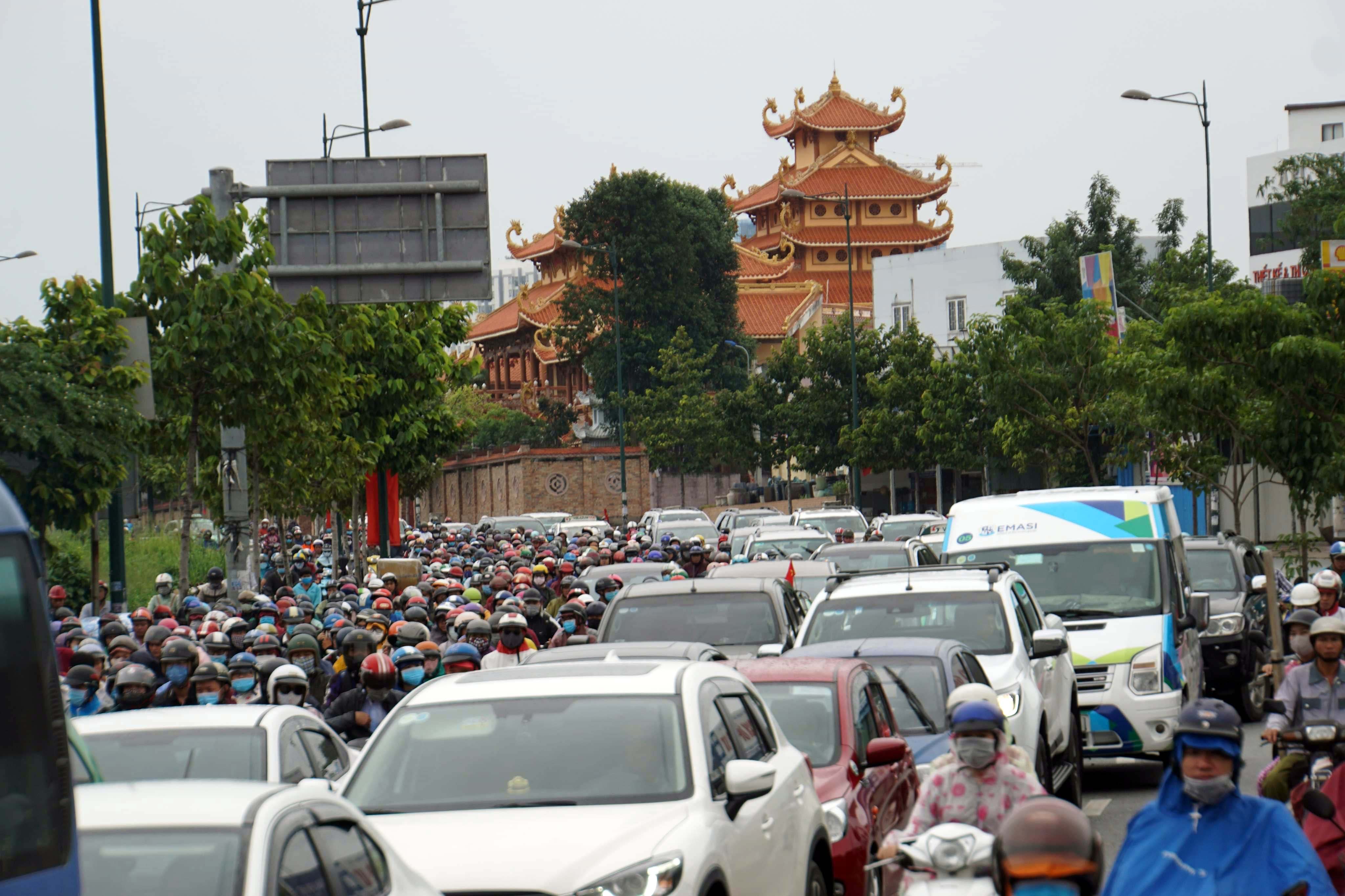 Sài Gòn kẹt xe khủng khiếp, dân “toát mồ hôi” đến chỗ làm sau lễ - 1