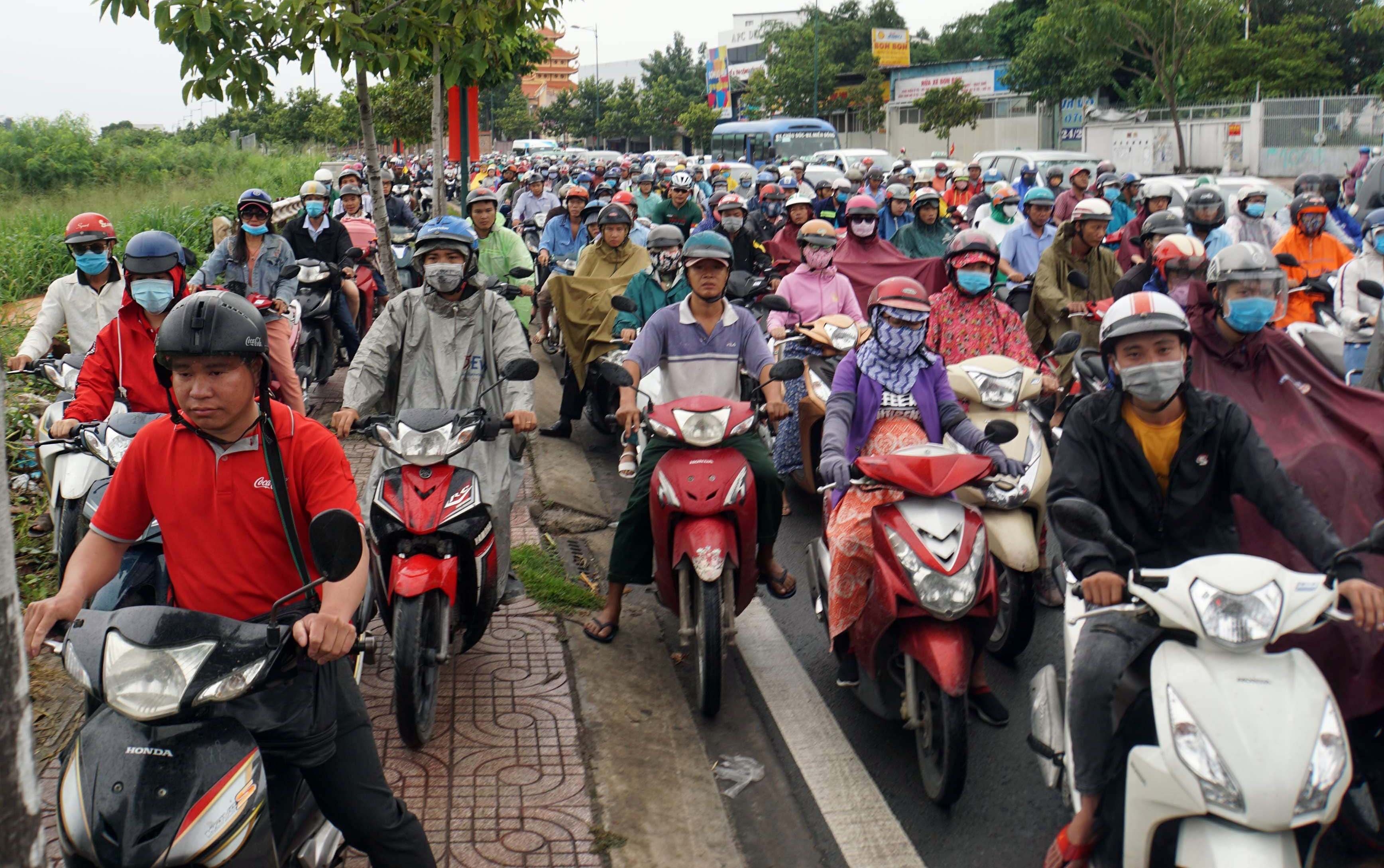 Sài Gòn kẹt xe khủng khiếp, dân “toát mồ hôi” đến chỗ làm sau lễ - 6