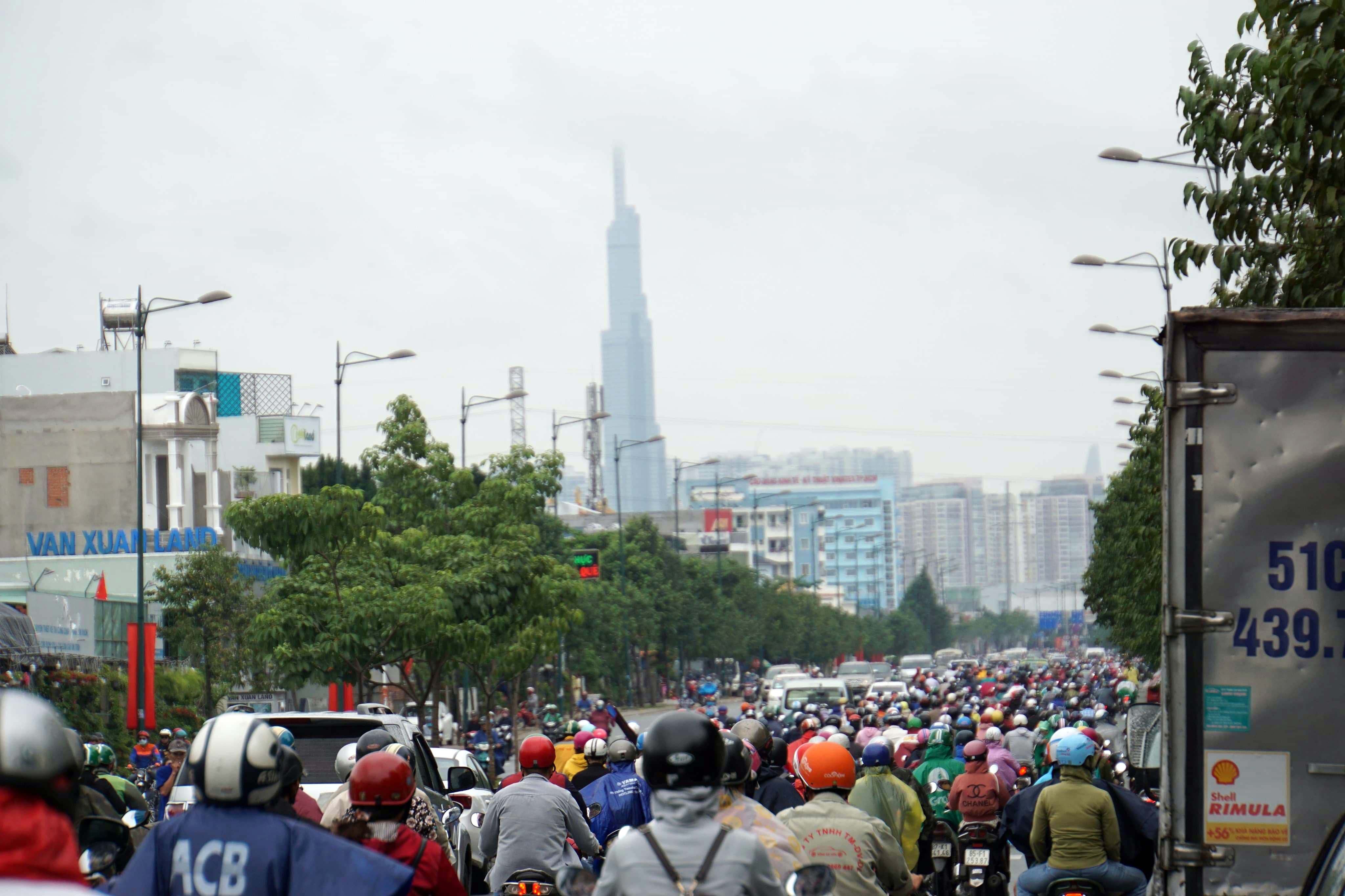 Sài Gòn kẹt xe khủng khiếp, dân “toát mồ hôi” đến chỗ làm sau lễ - 9