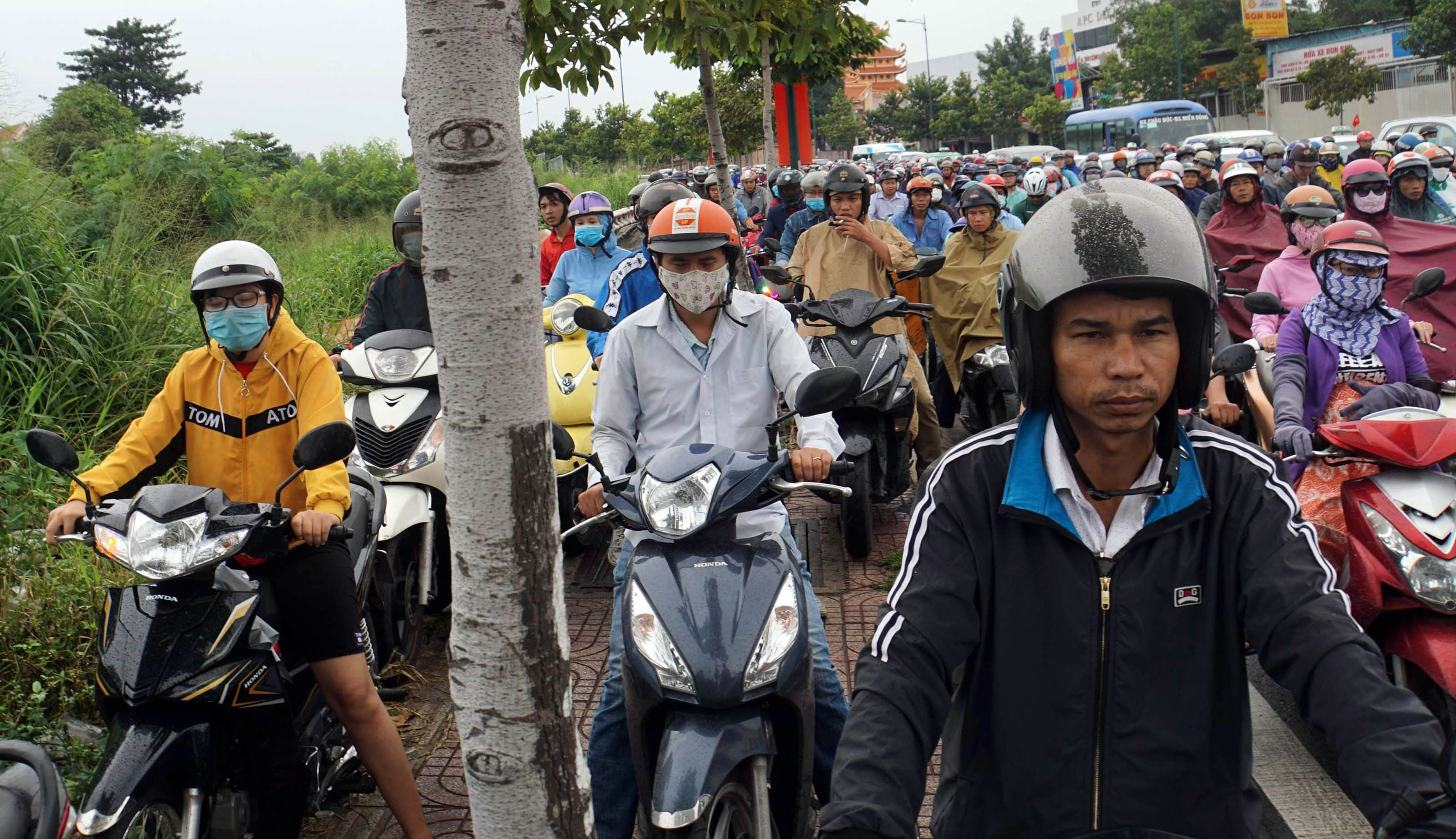 Sài Gòn kẹt xe khủng khiếp, dân “toát mồ hôi” đến chỗ làm sau lễ - 11