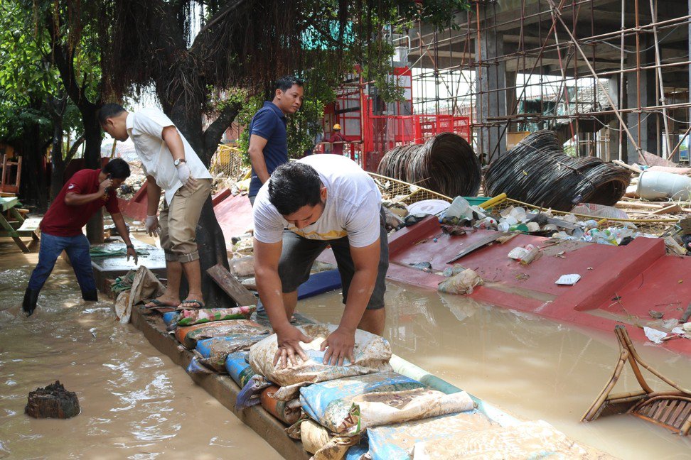 Người dân Sihanoukville cố gắng làm giảm tác động của lũ lụt.