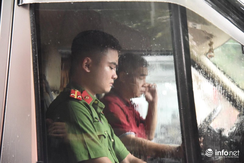 Ông Doãn Quý Phiến (áo đỏ) thực nghiệm hiện trường. Ảnh: Infonet