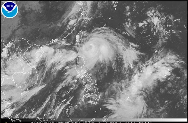 Bão Lingling kết hợp với áp thấp nhiệt đới và vùng áp thấp trong Biển Đông tạo nên tam giác xoáy thuận nhiệt đới hiếm gặp. Ảnh NOAA.