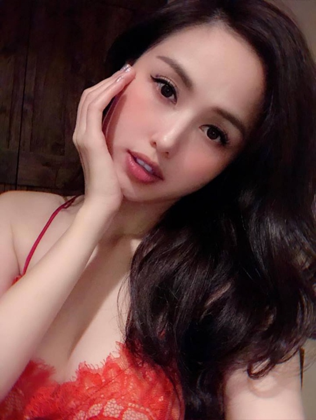 Thỉnh thoảng chụp hình &#34;tự sướng&#34;, bà mẹ 2 con không ngại khoe vẻ sexy khi mặc trang phục hai dây gợi cảm.