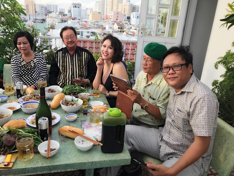 Vợ chồng nghệ sĩ Chánh Tín chụp ảnh cùng nữ diễn viên Phi Thanh Vân và các nghệ sĩ, nhà báo khác