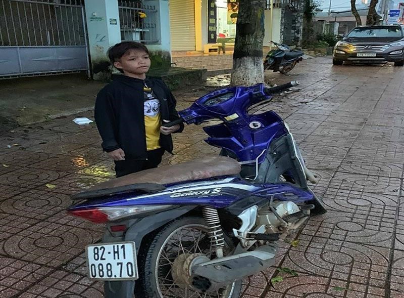 Trước khi chạy gần 300km qua Đắk Lắk, Khang từng đi lang thang và được người thân đón về.