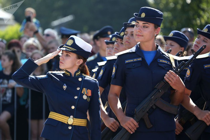 Nữ đội trưởng, sĩ quan huấn luyện cùng các nữ học viên của trường Krasnodar trong buổi lễ tuyên thệ