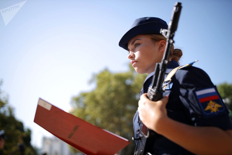 Một nữ học viên chuẩn bị đọc lời thề