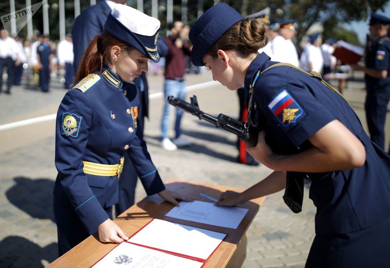 Đội trưởng và nữ sĩ quan huấn luyện chuẩn bị cho buổi lễ.