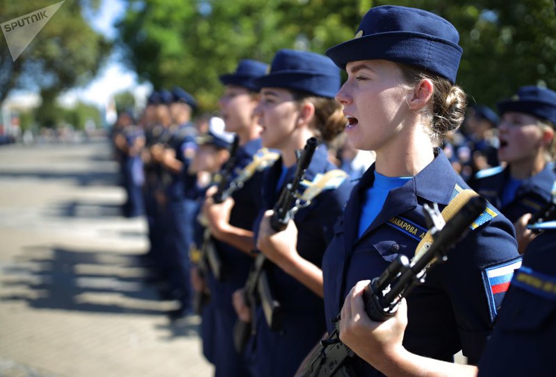 Các nữ học viên nghiêm túc chuẩn bị cho lễ tuyên thệ.