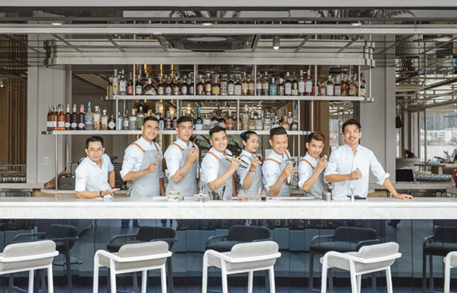 Quầy bar với nhiều loại rượu được nhập khẩu