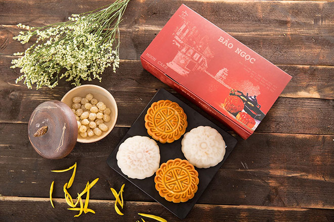  Xếp hàng chờ đợi những mẻ bánh mới trước cửa tiệm Bảo Ngọc ngày ấy từng là kỷ niệm khó quên với không ít người Hà Nội ngày xưa