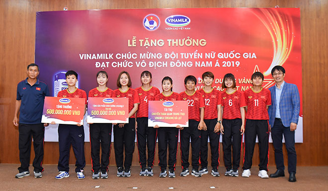 &nbsp;Ông Phan Minh Tiên, Giám đốc Điều hành Marketing &amp; Kinh Doanh Vinamilk đại diện trao tặng các phần thưởng cho Đội tuyển Bóng đá nữ quốc gia