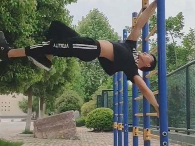 Thể thao - Học sinh gây sốt võ lâm Trung Quốc: Nội công siêu phàm, đi bộ trên không