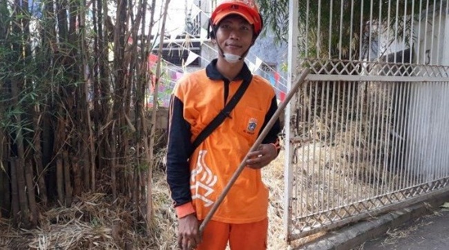 Công việc của Awan là công nhân vệ sinh nhưng Arzum không quan tâm điều đó.