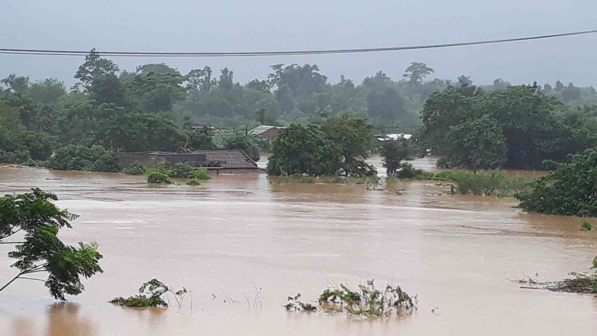 Nhà dân huyện Hướng Hóa ngập chìm trong nước