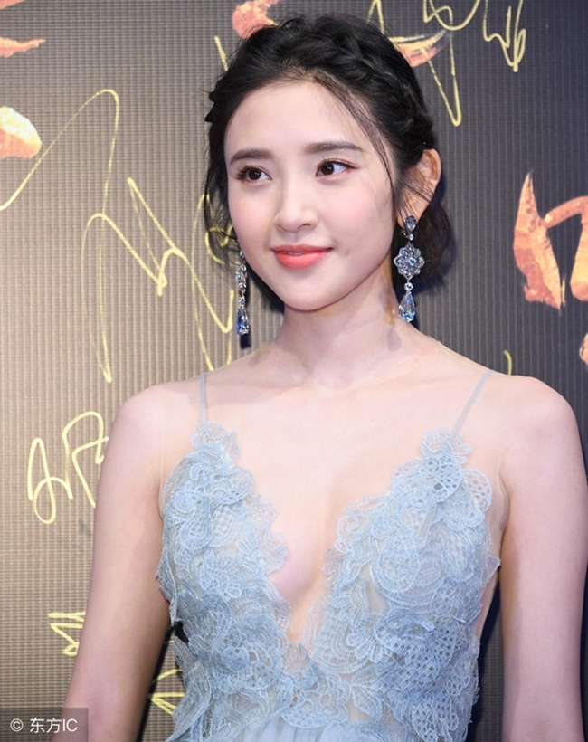 Đường Nghệ Hân sở hữu vẻ đẹp trong sáng, ngọt ngào. Cô được khán giả biết đến qua nhiều tác phẩm như: &#34;Độc bộ thiên hạ&#34;, &#34;Quân sư liên minh&#34;, &#34;Chân Hoàn truyện&#34;, &#34;Lục Trinh truyền kỳ&#34;, &#34;Tru Tiên Thanh Vân chí&#34;,.. Bộ phim điện ảnh &#34;Tru tiên&#34; mà cô hợp tác với Tiêu Chiến, Lý Thấm sẽ ra rạp vào ngày 12.9 tới.