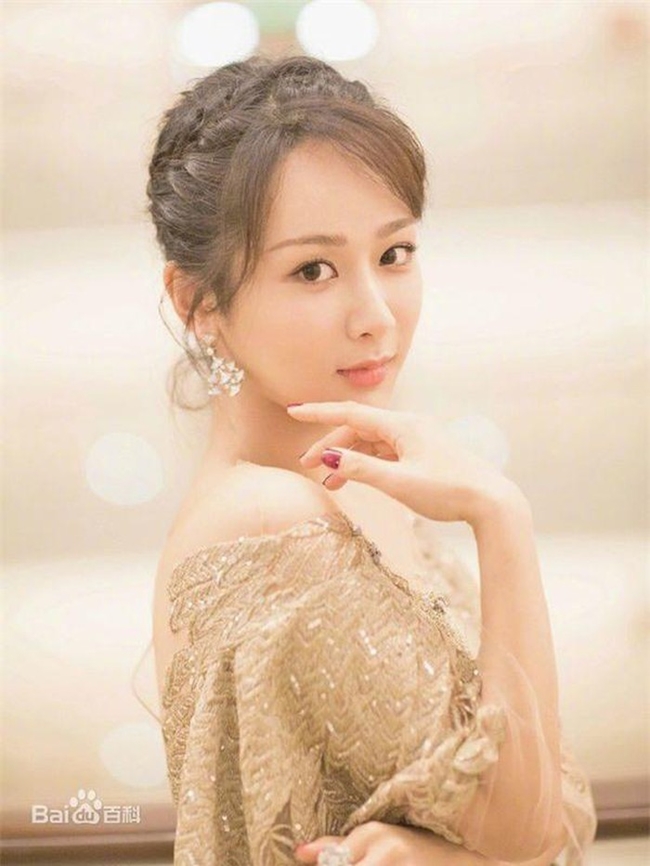 Dương Tử được cho là sẽ đảm nhận hai vai A Kha và Trần Viên Viên. Cô và nam chính Trương Nhất Sơn là bạn bè thân thiết. Cả hai từng đóng chung trong phim &#34;Nhà có trai có gái&#34; khi còn là sao nhí.
