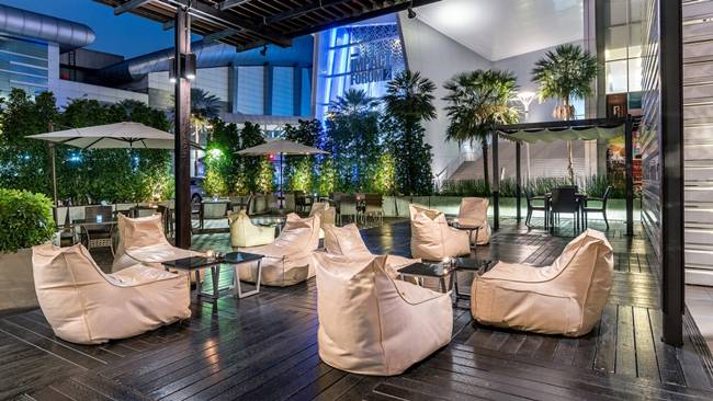 Khách sạn có bar 94 để phục vụ khách với các loại đồ uống. Novotel Bangkok Impact cũng có spa và bể bơi, nơi tập thể dục cho khách thư giãn.