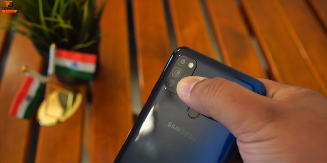 Cụm 3 camera sau cùng máy quét dấu vân tay.