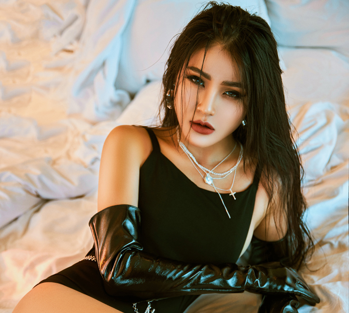 Có lẽ, vì "đam mê bị trì hoãn" từ năm 18 tuổi nên khi được nhận vai diễn, người đẹp không bao giờ từ chối. Cô sẵn sàng đảm nhận từ những vai phụ, vai diễn nhỏ, miễn là có cơ hội được cọ xát với nghề diễn. "Với những vai diễn này, dù lớn hay nhỏ, dù cát-xê bao nhiêu, tôi đều trân trọng. Tôi nghĩ, tôi khá lận đận trong việc theo đuổi nghề diễn viên nên chỉ cần có cơ hội được diễn, tôi sẽ không bỏ phí", Thanh Vân chia sẻ.
