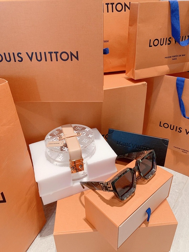 Cách đây không lâu, cô chia sẻ loạt phụ kiện của thương hiệu Louis Vuitton vừa sắm trên trang cá nhân.