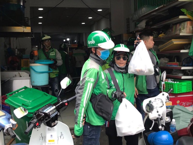 GrabFood, GoFood, Now,... đang giúp mở rộng khách hàng cho các hàng quán.