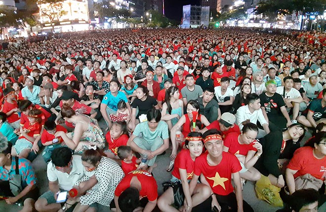 Người hâm mộ tập trung về phố đi bộ Nguyễn Huệ xem trận bán kết lượt về AFF Cup 2018 giữa đội tuyển bóng đá nam Việt Nam và Philippines.