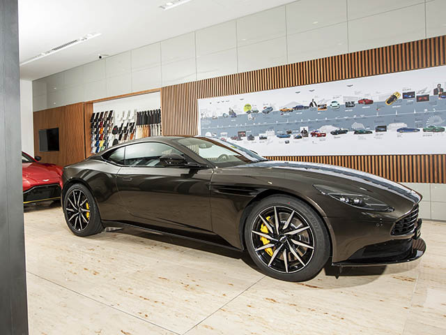 Ngắm xe - Tận mục sở thị siêu xe Aston Martin DB11 V8 màu độc tại TP.HCM